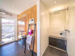 Massivhaus Massivhaus Thumann mit Satteldach und Sauna von MYMassivhaus, Satteldach-Klassiker Innenansicht 6