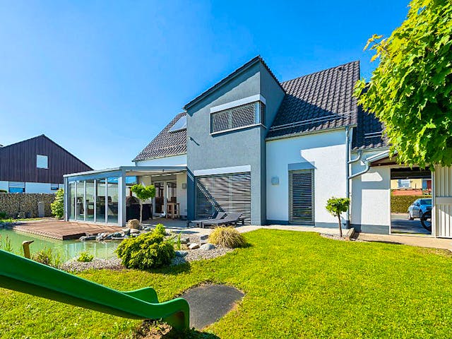 Massivhaus Massivhaus Thumann mit Erker und großer Erholungsoase von MYMassivhaus, Satteldach-Klassiker Außenansicht 1