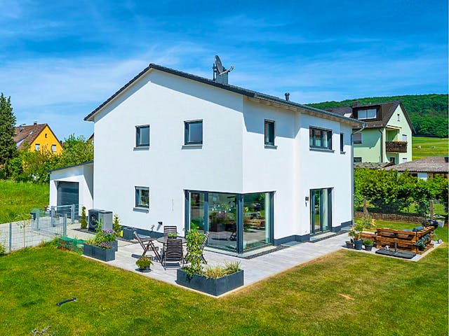 Massivhaus Massivhaus Thumann von MYMassivhaus, Satteldach-Klassiker Außenansicht 1 Massivhaus Massivhaus Thumann von MYMassivhaus, Satteldach-Klassiker Außenansicht 1