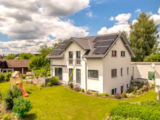 Massivhaus Passivhaus Hägele mit Lichthof von MYMassivhaus, Satteldach-Klassiker Außenansicht 1