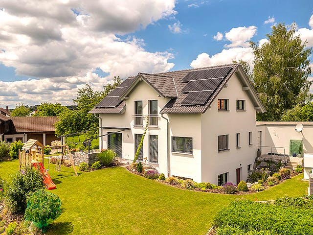 Massivhaus Passivhaus Hägele mit Lichthof von MYMassivhaus, Satteldach-Klassiker Außenansicht 1 Massivhaus Passivhaus Hägele mit Lichthof von MYMassivhaus, Satteldach-Klassiker Außenansicht 1