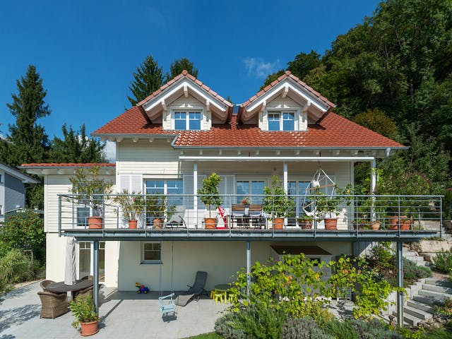 Blockhaus D162 Krastel von Frammelsberger R. Ingenieur-Holzbau, Satteldach-Klassiker Außenansicht 1