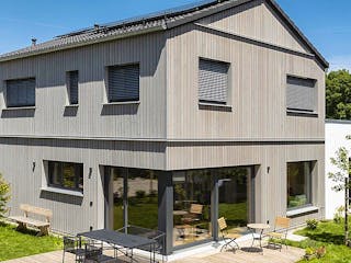 Fertighaus Haus Moosach von Naturholzhaus Bayern, Satteldach-Klassiker Außenansicht 1