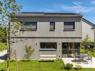 Fertighaus Haus Moosach von Naturholzhaus Bayern, Satteldach-Klassiker Außenansicht 2