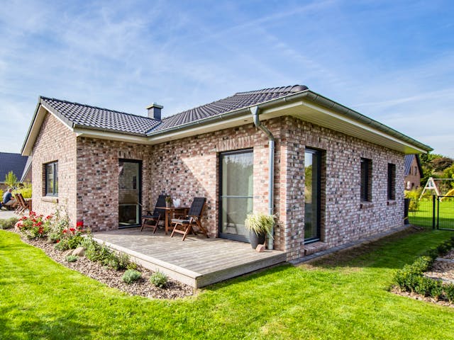 Massivhaus Bredenbek von Nissen Massivhaus, Bungalow Außenansicht 1