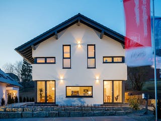Fertighaus Musterhaus Estenfeld von OKAL Haus Schlüsselfertig ab 686900€, Satteldach-Klassiker Außenansicht 3