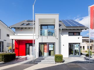 Fertighaus Musterhaus Fellbach von OKAL Haus Schlüsselfertig ab 557900€, Satteldach-Klassiker Außenansicht 2