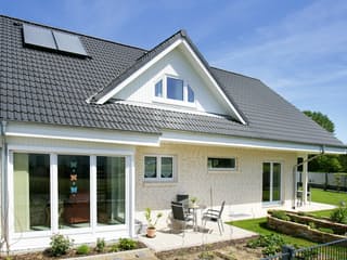 Fertighaus Oslo - mit Einliegerwohnung von Danhaus Deutschland, Satteldach-Klassiker Außenansicht 2