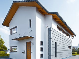 Fertighaus Einfamilienhaus mit Erker und großzügigem Balkon von petershaus, Satteldach-Klassiker Außenansicht 2