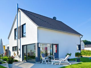 Massivhaus Escher von Plan-Concept Massivhaus, Satteldach-Klassiker Außenansicht 1