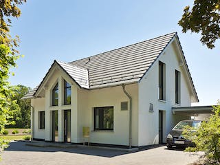 Massivhaus Paulik von Plan-Concept Massivhaus, Satteldach-Klassiker Außenansicht 2