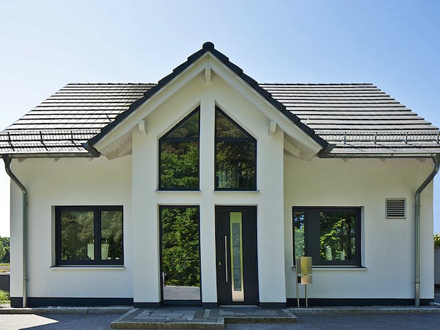 Massivhaus Paulik von Plan-Concept Massivhaus, Satteldach-Klassiker Außenansicht 3