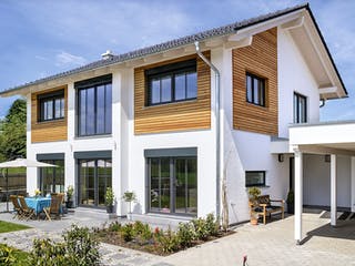 Fertighaus Glonn von Regnauer Hausbau Schlüsselfertig ab 498590€, Satteldach-Klassiker Außenansicht 4