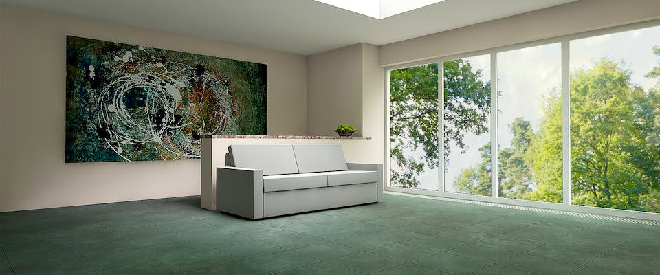 Sofa vor bodentiefen Fenstern