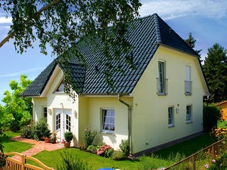 Massivhaus Landhaus 142 von ROTH-MASSIVHAUS Schlüsselfertig ab 277900€, Satteldach-Klassiker Außenansicht 2