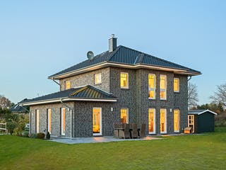 Massivhaus Stadtvilla Lugana von ROTH-MASSIVHAUS Schlüsselfertig ab 341500€, Stadtvilla Außenansicht 1