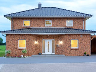 Massivhaus Stadtvilla Lugana von ROTH-MASSIVHAUS Schlüsselfertig ab 341500€, Stadtvilla Außenansicht 2