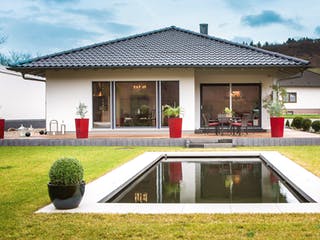 Fertighaus E 10-095.2 - Bungalow ebenerdig von SchwörerHaus Schlüsselfertig ab 328030€, Bungalow Außenansicht 1