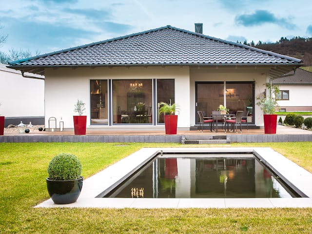 Fertighaus E 10-095.2 - Bungalow ebenerdig von SchwörerHaus - Österreich Schlüsselfertig ab 316690€, Bungalow Außenansicht 1