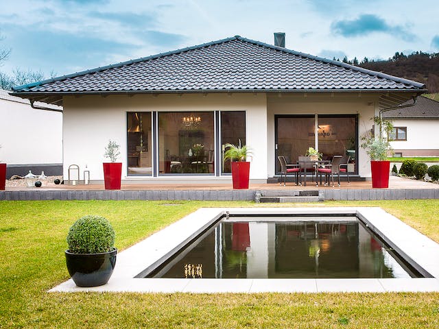 Fertighaus E 10-095.2 - Bungalow ebenerdig von SchwörerHaus Schlüsselfertig ab 328030€, Bungalow Außenansicht 1