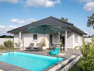 Fertighaus E 10-093.3 - Bungalow mit Pool von SchwörerHaus Schlüsselfertig ab 307618€, Bungalow Außenansicht 1