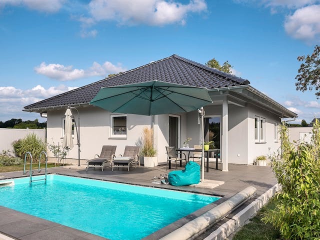 Fertighaus E 10-093.3 - Bungalow mit Pool von SchwörerHaus - Österreich Schlüsselfertig ab 309760€, Bungalow Außenansicht 1
