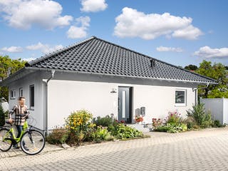 Fertighaus E 10-093.3 - Bungalow mit Pool von SchwörerHaus Schlüsselfertig ab 307618€, Bungalow Außenansicht 2