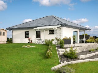 Fertighaus E 10-097.2 - Kompakter Bungalow von SchwörerHaus Schlüsselfertig ab 313062€, Bungalow Außenansicht 2