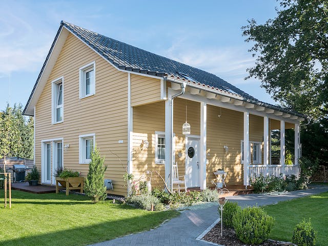 Fertighaus E 15-144.4 - Schwedenhaus von SchwörerHaus Schlüsselfertig ab 367850€, Satteldach-Klassiker Außenansicht 1