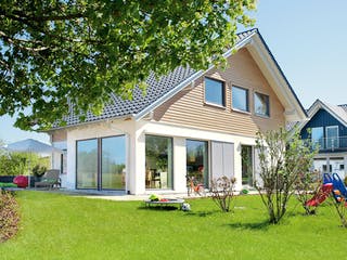 Fertighaus E 15-153.1 - Sonneninselhaus von SchwörerHaus Schlüsselfertig ab 423735€, Satteldach-Klassiker Außenansicht 1