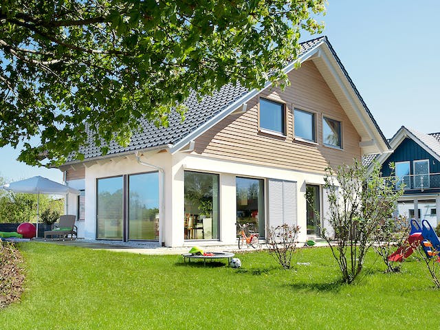 Fertighaus E 15-153.1 - Sonneninselhaus von SchwörerHaus Schlüsselfertig ab 423735€, Satteldach-Klassiker Außenansicht 1
