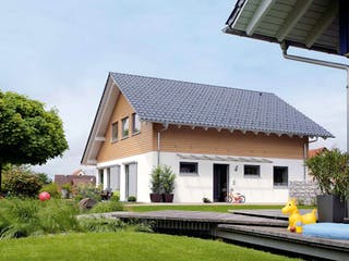 Fertighaus E 15-153.1 - Sonneninselhaus von SchwörerHaus Schlüsselfertig ab 423735€, Satteldach-Klassiker Außenansicht 2