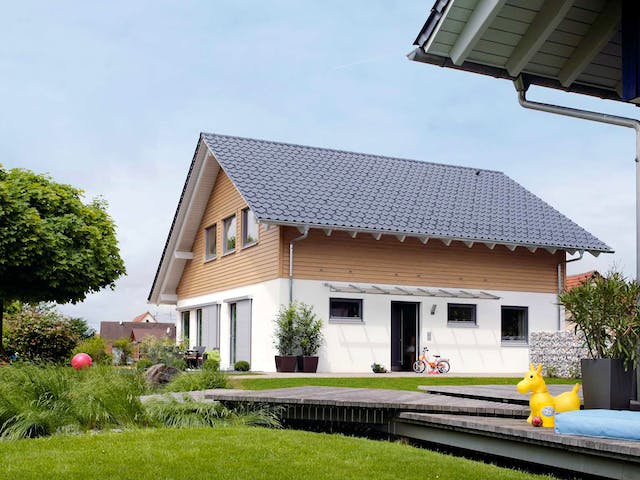 Fertighaus E 15-153.1 - Sonneninselhaus von SchwörerHaus Schlüsselfertig ab 423735€, Satteldach-Klassiker Außenansicht 2