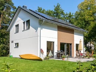 Fertighaus E 15-143.26 - Holz Fertighaus von SchwörerHaus Schlüsselfertig ab 353176€, Satteldach-Klassiker Außenansicht 1