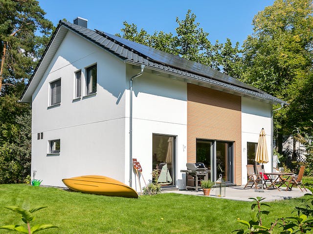 Fertighaus E 15-143.26 - Holz Fertighaus von SchwörerHaus Schlüsselfertig ab 353176€, Satteldach-Klassiker Außenansicht 1