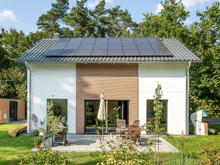 Fertighaus E 15-143.26 - Holz Fertighaus von SchwörerHaus Schlüsselfertig ab 353176€, Satteldach-Klassiker Außenansicht 2