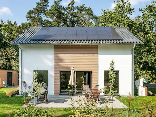 Fertighaus E 15-143.26 - Holz Fertighaus von SchwörerHaus Schlüsselfertig ab 353176€, Satteldach-Klassiker Außenansicht 2