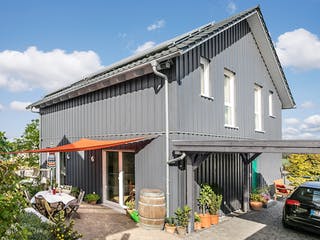 Fertighaus E15-150.5 - Im Bergischen Stil von SchwörerHaus Schlüsselfertig ab 381850€, Satteldach-Klassiker Außenansicht 2