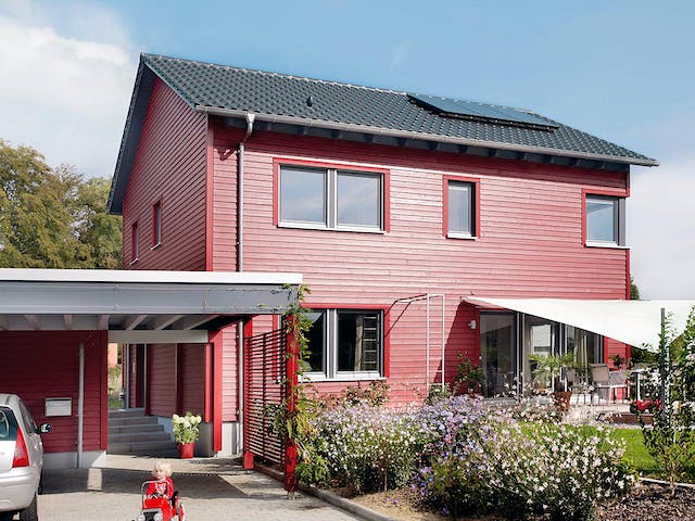 Fertighaus E 20-148.6 - Haus in rot von SchwörerHaus Schlüsselfertig ab 399224€, Satteldach-Klassiker Außenansicht 1
