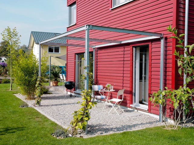 Fertighaus E 20-148.6 - Haus in rot von SchwörerHaus Schlüsselfertig ab 399224€, Satteldach-Klassiker Außenansicht 2