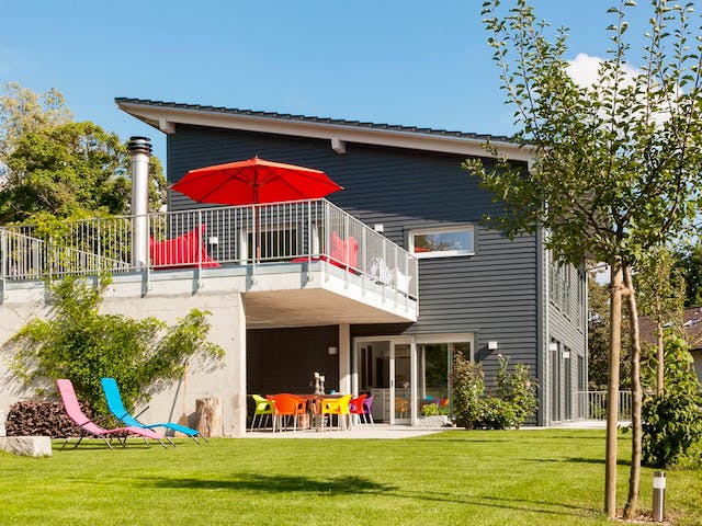 Fertighaus E 20-196.2 - Energiesparhaus von SchwörerHaus Schlüsselfertig ab 571672€, Pultdachhaus Außenansicht 2