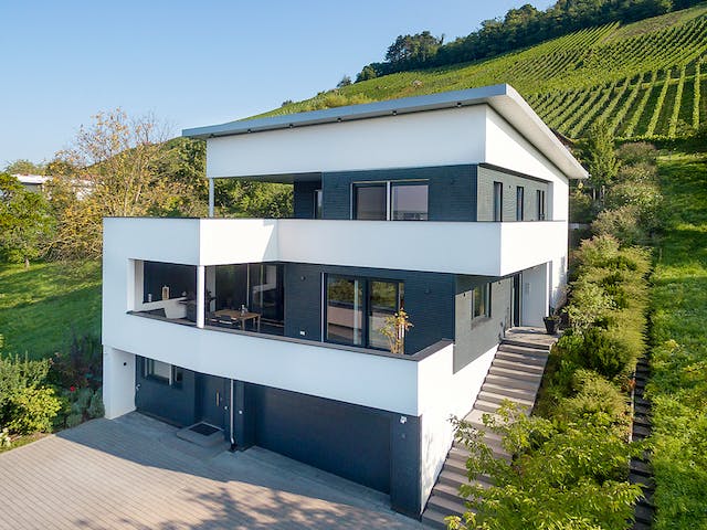 Fertighaus E 20-222.1 - Villa in Hanglage von SchwörerHaus Schlüsselfertig ab 1031805€, Cubushaus Außenansicht 1