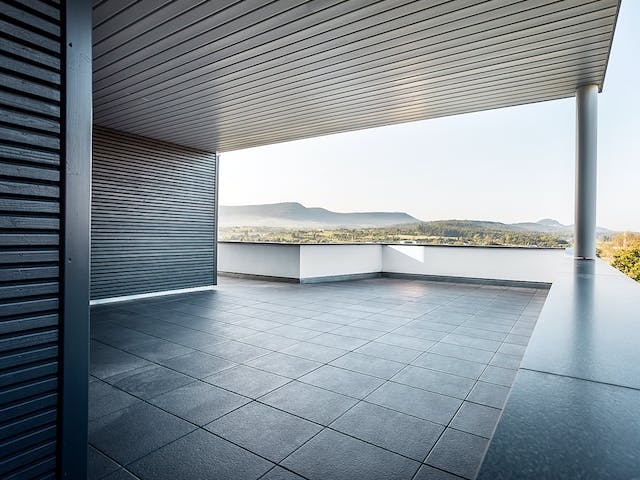 Fertighaus E 20-222.1 - Villa in Hanglage von SchwörerHaus Schlüsselfertig ab 1031805€, Cubushaus Außenansicht 5