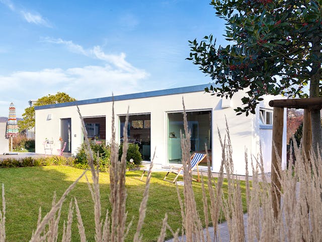 Fertighaus F 10-043.5 - FlyingSpace im Garten von SchwörerHaus - Österreich Schlüsselfertig ab 177100€, Außenansicht 1 Fertighaus F 10-043.5 - FlyingSpace im Garten von SchwörerHaus - Österreich Schlüsselfertig ab 177100€, Außenansicht 1