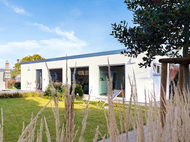 Fertighaus F 10-043.5 - FlyingSpace im Garten von SchwörerHaus Schlüsselfertig ab 179126€, Bungalow Außenansicht 1