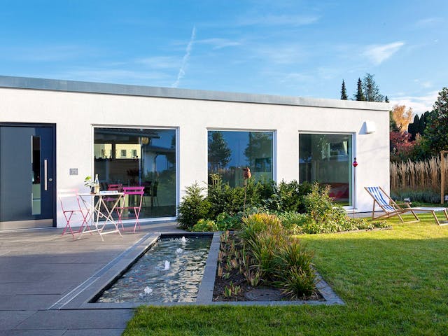 Fertighaus F 10-043.5 - FlyingSpace im Garten von SchwörerHaus Schlüsselfertig ab 179126€, Bungalow Außenansicht 2