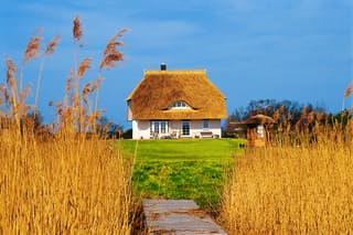 Fertighaus Stockholm unter Reet von Danhaus Deutschland, Satteldach-Klassiker Außenansicht 1