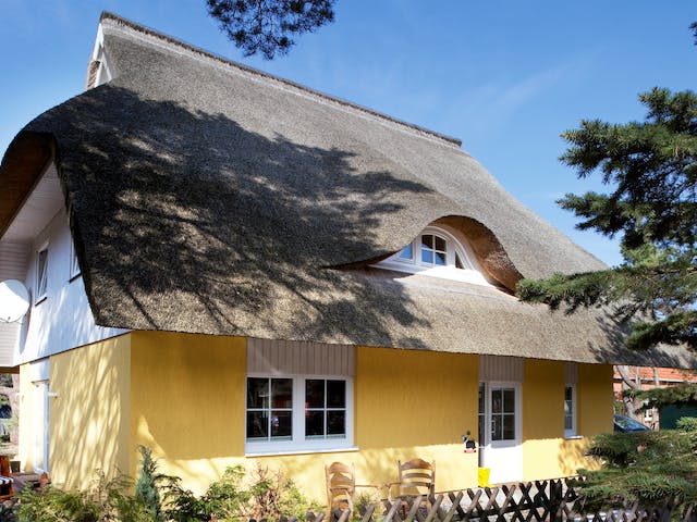 Fertighaus Stockholm unter Reet von Danhaus Deutschland, Satteldach-Klassiker Außenansicht 4