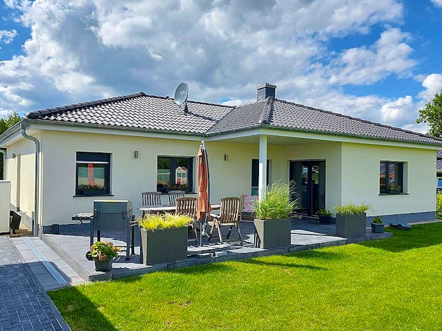 Massivhaus Bungalow W_105 von VARIODOMO Bausysteme Schlüsselfertig ab 274340€, Bungalow Außenansicht 1