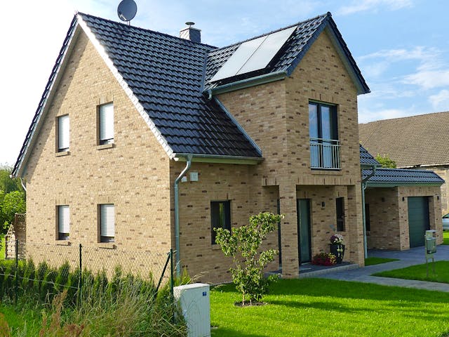 Massivhaus Einfamilienhaus K_116 von VARIODOMO Bausysteme Schlüsselfertig ab 298970€, Satteldach-Klassiker Außenansicht 1